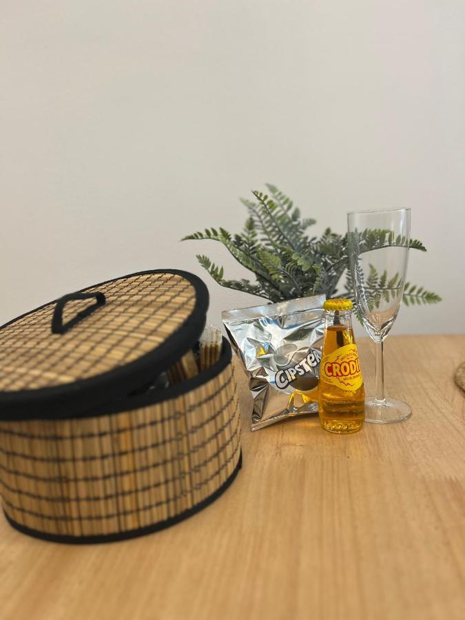 Regina Milano Ai Navigli - Sky Tv, Wifi And Breakfast Box Apartment Ngoại thất bức ảnh